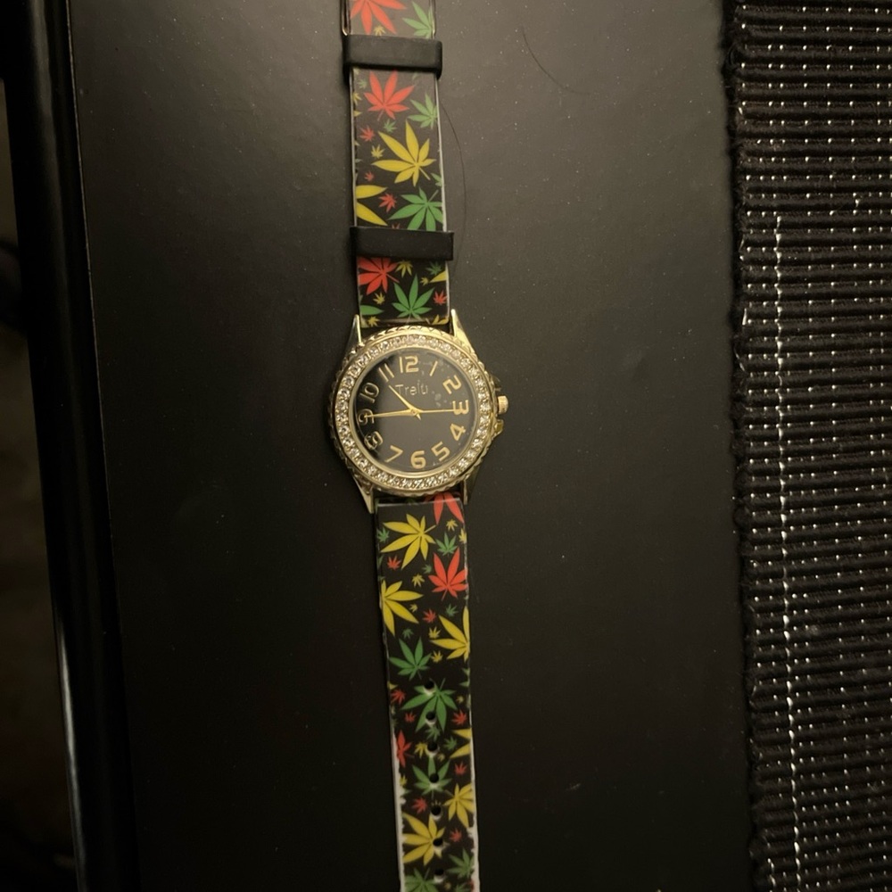 Colorful Leaf Pattern Watch - Picture 2 of 2